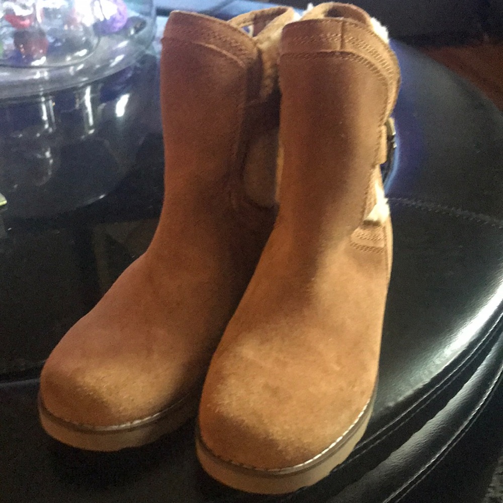 Cute Lil Uggs - Picture 3 of 6